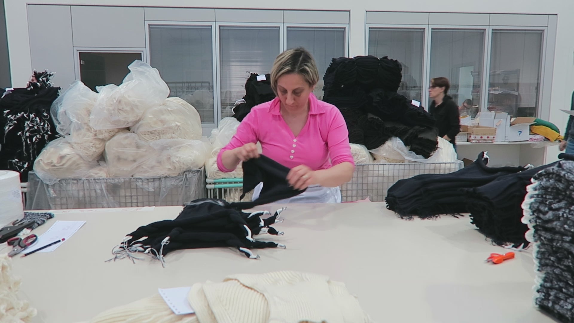 Inspecting knitted pieces